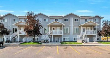 Townhouse in Range in $100K to $300K and Real Estate Market Condition of Medicine Hat